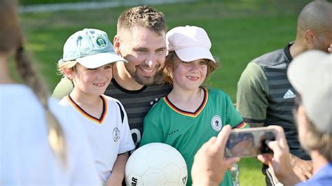 Deutsche Traditionself in Neuharlingersiel Großkreutz und Co siegen