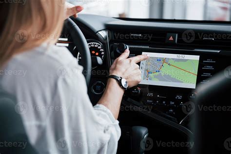 va chercher du carburant belle fille blonde assise dans la nouvelle voiture avec un intérieur