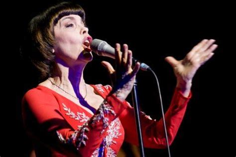 Pussy Riot la TV russe avoue avoir coupé Mireille Mathieu