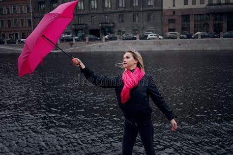 Schöne Junge Und Glückliche Blonde Frau Mit Buntem Regenschirm Auf Der