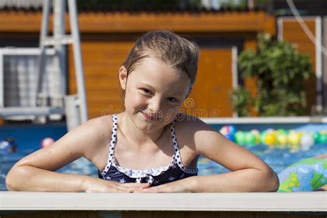 Kindermädchen Im Blauen Bikini Nahe Swimmingpool Heißer Sommer