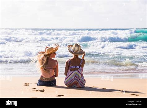 Bikini girls mädchen hinten Fotos und Bildmaterial in hoher Auflösung Alamy