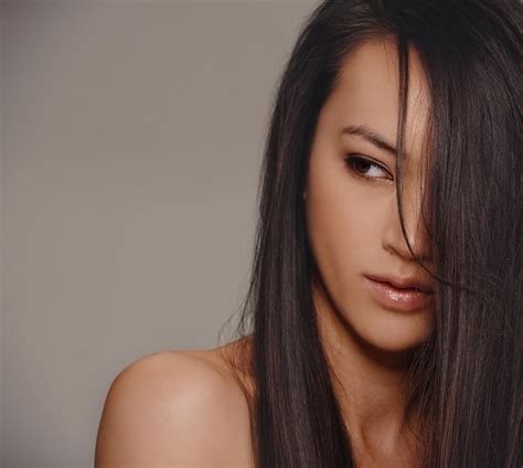 Todo O Fasc Nio Do Est Dio De Uma Linda Mulher Em Lingerie Contra Um Fundo Cinza Foto Premium