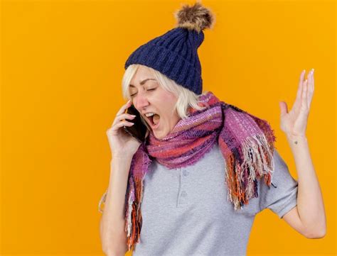 Agac Jeune Femme Slave Malade Blonde Portant Chapeau D Hiver Et Charpe Se Dresse Photo Gratuite