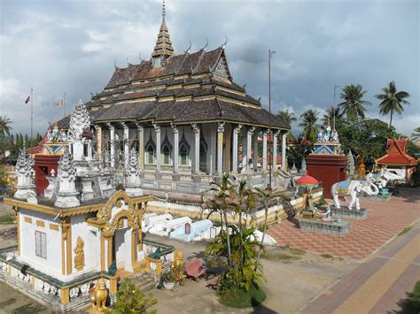 File:Buddhist temple, Battambang.JPG - Wikimedia Commons