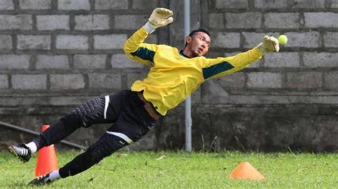 Totalitas Endra Prasetya Jadi Kiper - Tribun-bali.com