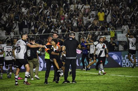 Foto Torcedor Invade O Gramado E Ganha Abra O De Vegetti