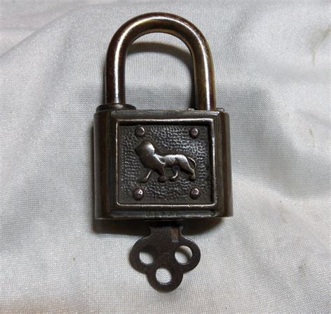 Cadenas Ancien Bronze Laiton LION Antique Price Guide Details Page