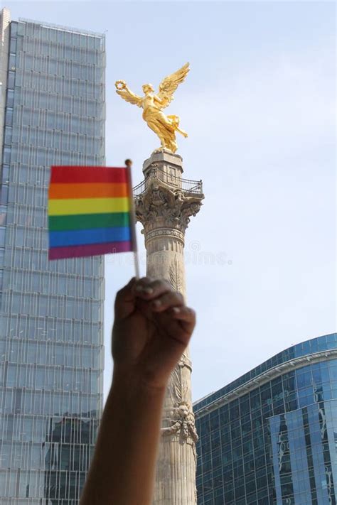 Bandera De Lgbtq Con Los Colores Del Arco Iris Que Simbolizan El Orgullo Gay En La Marcha Por