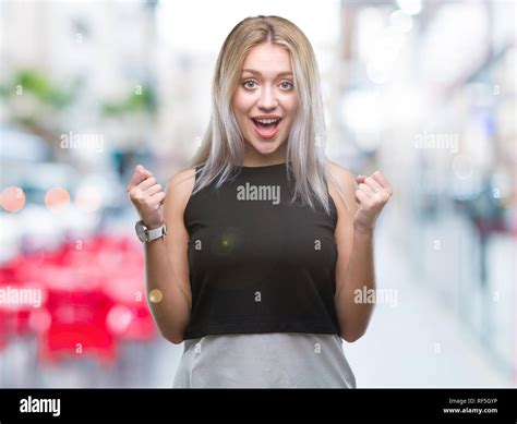 Junge Blonde Frau Ber Isolierte Hintergrund Feiern Berrascht Und F R Den Erfolg Mit Erhobenen