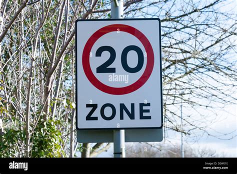 20mph zeichen -Fotos und -Bildmaterial in hoher Auflösung – Alamy
