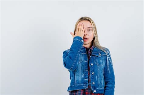 Jeune femme blonde charmante isolée Photo Gratuite