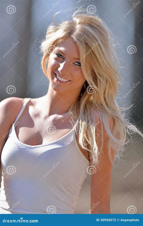 Portrait D Une Femme Blonde De Sourire Baeutiful Photo Stock Image Of Blanc Heureux