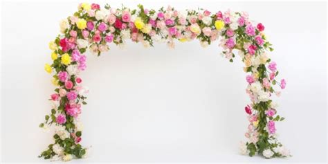 Un Arco Floral Con Flores Rosas Y Amarillas Foto Premium