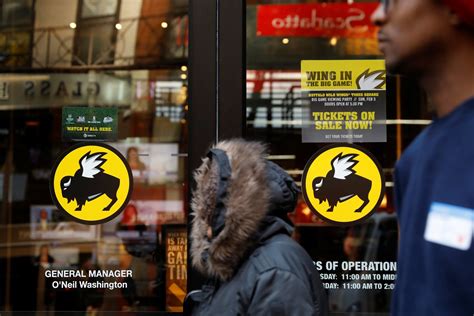 Buffalo Wild Wings Ceo To Exit As Activist Wins Shake Up Bid Wsj