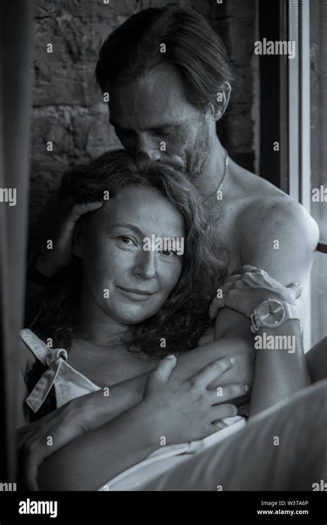 Belle femme mature avec jeune homme Banque de photographies et dimages à haute résolution Alamy