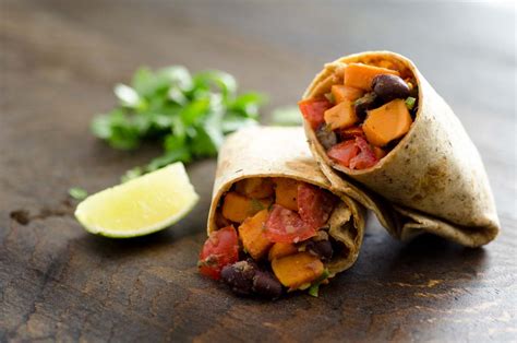 Burritos De Batata Y Frijoles Negros Con Salsa Fresca Para Desayuno