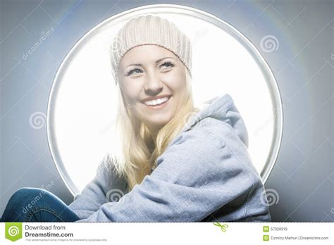 Portret Van Gelukkige En Lachende Kaukasische Blonde Vrouw In Warme Hoed Stock Afbeelding