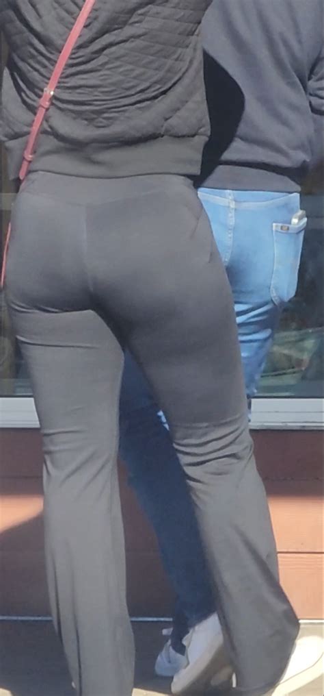 Beautiful Latina MILF In SHINY BLACK Leggings Spandex Leggings Yoga Pants Forum