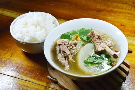 Sopa Fervida Do Mel O De Inverno O Refor O Da Galinha Na Bacia