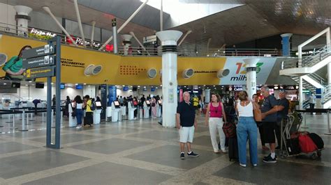 Volta do uso obrigatório de máscaras nos aeroportos passageiros