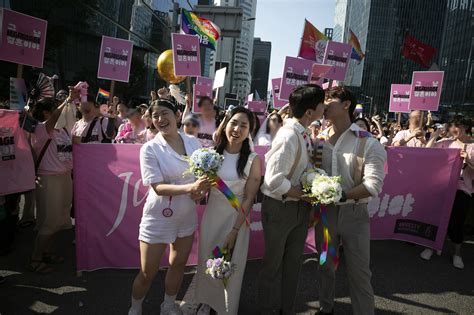 서울퀴어문화축제에 참가한 두 동성 부부 [시선]