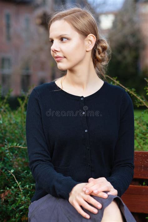 Femme Blonde Assez Jeune S Asseyant Sur Le Banc Image Stock Image Du Personne Calme