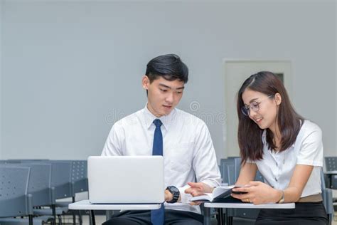 Tudiants Dans Le Fonctionnement D Uniforme Avec Le Comprim Dans La