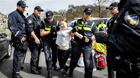 Klimaaktivistin Greta Thunberg Bei Protesten In Den Haag Zweimal