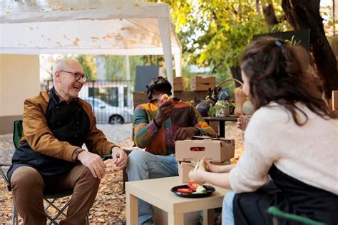 Grupo De Gente Alegre Degustando Comida Y Vino En La Feria De Comida