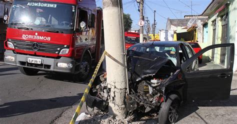 G1 Carro Bate Em Poste E Interdita Avenida Na Zona Norte De Sp Notícias Em São Paulo