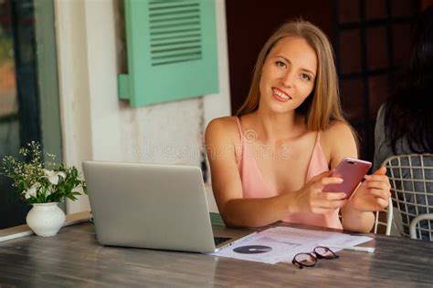 Portret Van Vrolijke Glimlachende Jonge Mooie Blonde Vrouw In De Zomer Buitenshuis Stock