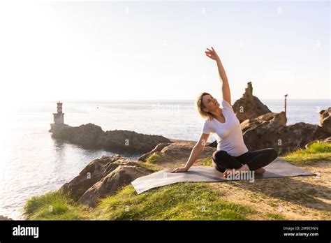 Une Femme Blonde Faisant Des Exercices De Yoga Dans La Nature Au Bord De La Mer Faisant Des