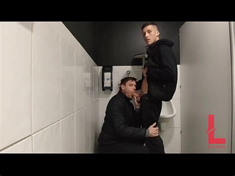 METENDO PICA NO PELO DENTRO DO BANHEIRÃO O LOIRINHO COMPLETO NO RED XVIDEOS