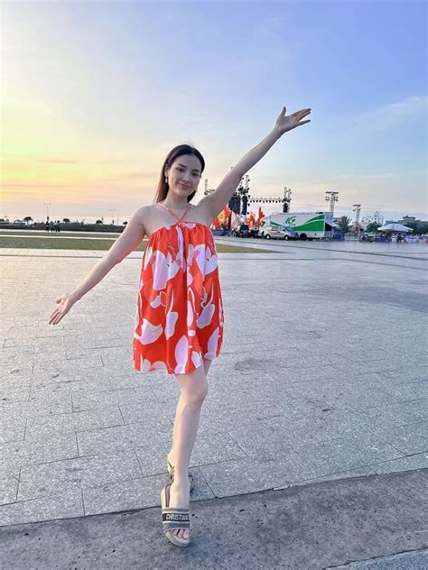 H Nh Nh Ph Ng Trinh Jolie Bikini V I V Ng C Ng Tr N