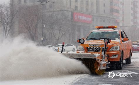 黑龙江发布暴雪红色预警 哈尔滨中山路积雪明显出行难 天气图集 中国天气网