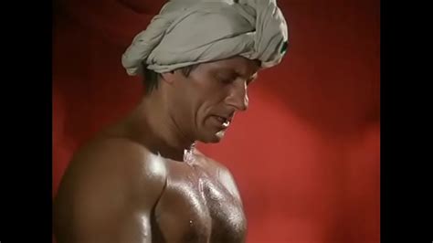 Increíble sexo anal con dos mujeres sexys Una escena de la película Le Harem aladdin Aladdin