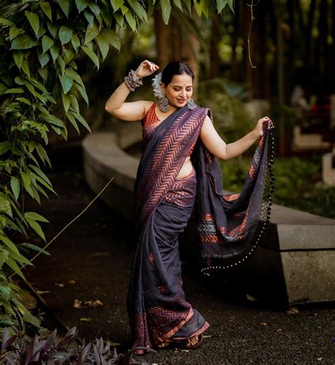 Enchanting Grey Linen Saree With Thin Copper Border And Lovely Tassels