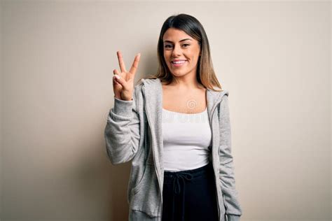 Joven Y Hermosa Deportista De Brunette Con Entrenamiento De Deportistas Sobre Fondo Blanco Que