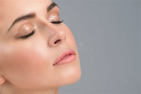 O Retrato Da Cara De Uma Mo A Pele Perfeita E O Nude Molhado Comp Em Foto De Stock Imagem