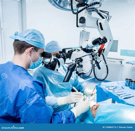 Uma Equipe De Cirurgi Es Operando O C Rebro Para Remover Um Tumor Foto