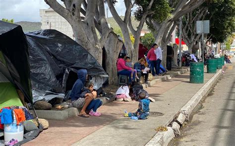 Ni frío ni lluvia detienen campamento migrante en El Chaparral BC