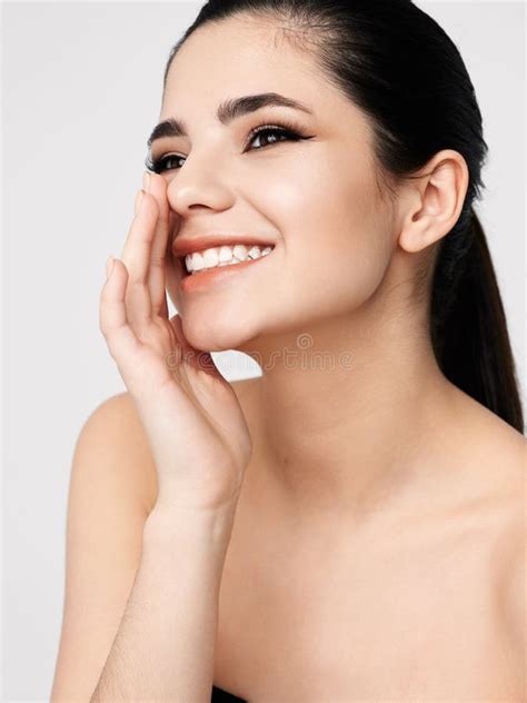 Nette Sch Ne Nackte Brunette Bergabe Schultergef Hle N He Gesichtsabschlu Oben Stockbild