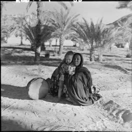 ImagesDéfense Portrait dune femme et son enfant dans la palmeraie de