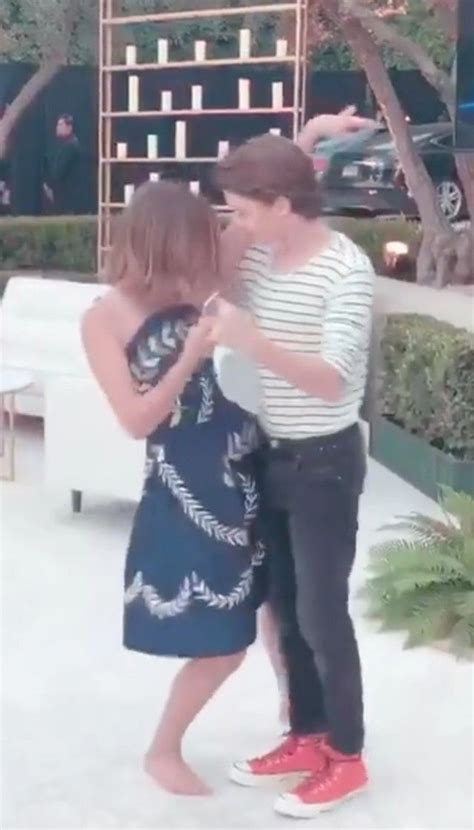 Millie Bobby Brown and Noah Schnapp | Coppie, Sfondo giallo, Giallo