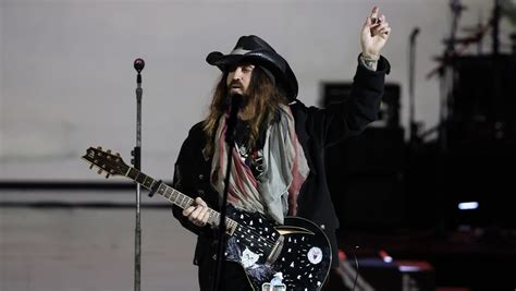 What Happened to Billy Ray Cyrus’ Voice? – Hollywood Life