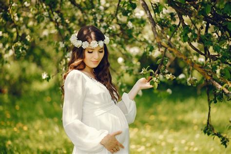 Belle Jeune Fille Enceinte Dans Une Longue Robe Blanche Et Une Couronne