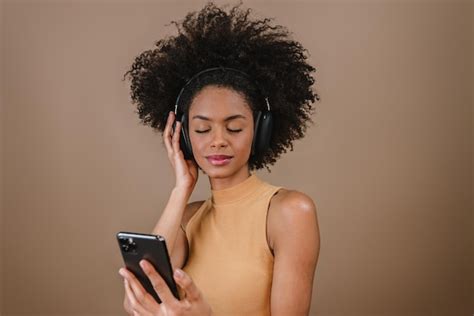 Hermosa chica latina usando su teléfono móvil Foto Premium