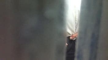 Viejo jugando uno en el baño de la estación XVIDEOS