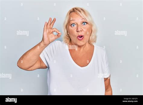 Mittelj Hrige Blonde Frau Tut Ok Positive Geste Angst Und Schockiert Mit Berraschung Und